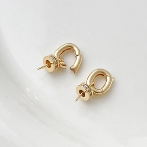 Dettaglio di fermagli in oro 14k con zirconi per creazioni fai-da-te di gioielli con perle