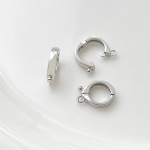 Dettaglio chiusura ad anello a cerniera in argento lucido per creazione di gioielli fai-da-te