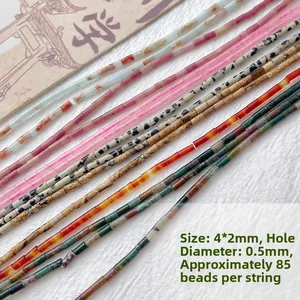 Nahaufnahme der 2x4mm Naturstein-Rohrperlen mit verschiedenen Texturen und Farben