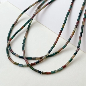 Makroaufnahme von 2x4mm Röhrenperlen aus natürlichem buntem Achat für DIY-Schmuck