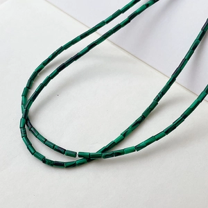 Detailansicht der 2x4mm zylindrischen grünen Malachit-Perlen für DIY-Schmuck