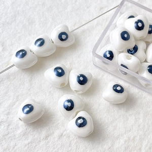 Macro de cuentas de cerámica de corazón blanco con diseño de ojo turco azul para joyería