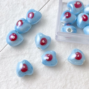 Detalle macro de cuentas de cerámica con forma de corazón para joyería DIY y manualidades