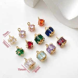 Vista dettagliata dei ciondoli quadrati in zirconia cubica placcati oro 14k multicolore