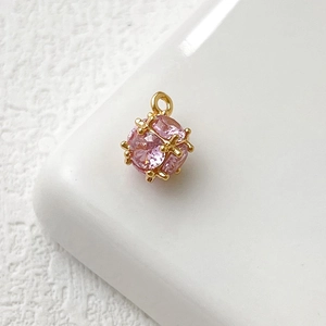Primo piano di ciondolo in zircone rosa con montatura a gabbia dorata per gioielli fai-da-te