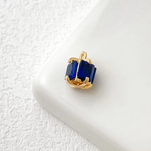 Dettaglio del ciondolo in zircone blu scuro con placcatura in oro 14k per creazione gioielli