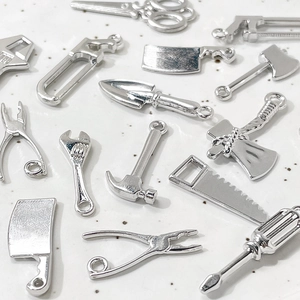 Mini pendentifs outils en alliage argenté avec clé et marteau pour bijoux DIY