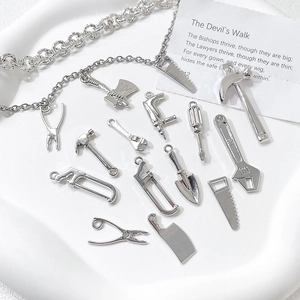 Pendentifs outils miniatures en alliage argenté avec marteau et clé sur chaîne