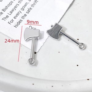 Détail d'un pendentif hache argenté de 24 mm pour la création de bijoux DIY