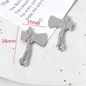 Vue macro de breloques hache argentées montrant les dimensions 28mm x 17mm pour bijoux