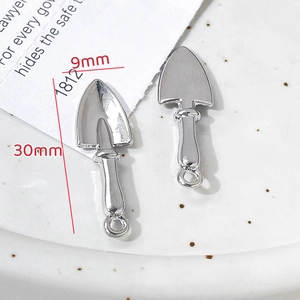 Vue macro de pendentifs pelle argentés de 30x9mm pour la création de bijoux DIY et accessoires