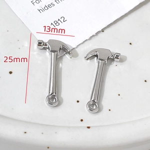 Vue détaillée de pendentifs marteau argentés 25x13mm pour création de bijoux DIY
