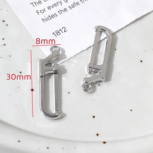 Détail macro de breloques scie argentées pour bijoux DIY avec mesure précise de 30mm