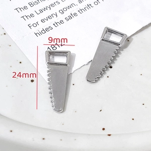 Vue détaillée du pendentif clé argenté 9mm x 24mm pour la création de bijoux DIY