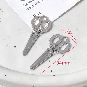 Détail de breloques ciseaux en alliage argenté pour bijoux DIY, dimensions 34x15mm