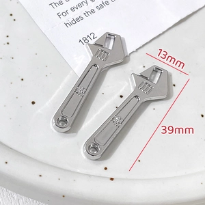 Vue détaillée de pendentifs clé à molette argentés avec strass, 13mm sur 39mm