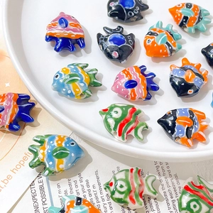 Perline in ceramica a forma di pesce tropicale dipinte a mano per gioielli fai-da-te