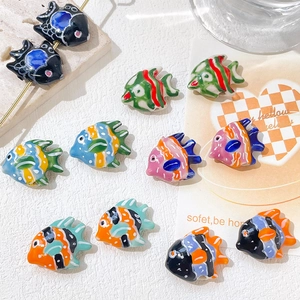 Perline di ceramica colorate a forma di pesce per gioielli fai-da-te e collane