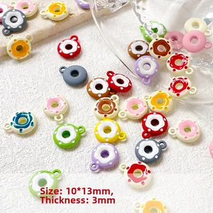 Makroaufnahme bunter Donut-Anhänger für DIY-Schmuck mit Maßen von 10x13mm