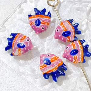 Macro di perline a forma di pesce tropicale in ceramica dipinte a mano per gioielli fai da te