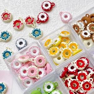 Bunte Donut-Anhänger aus Harz für DIY-Schmuck mit weißen Punkten und integrierten Ösen