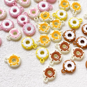Detailansicht bunter Harz-Donut-Anhänger mit weißer Cremeschicht für DIY-Schmuckzubehör