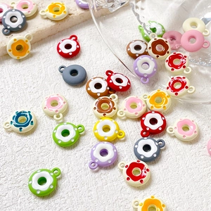 Bunte Harz-Donut-Anhänger mit Glasurdetails und Aufhängeösen für DIY-Schmuck