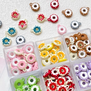Bunte Donut-Anhänger aus Harz für DIY-Schmuck inklusive transparenter Aufbewahrungsbox