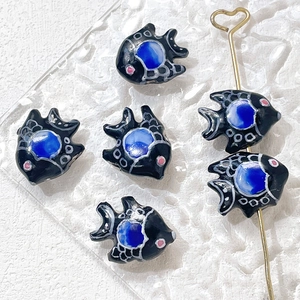 Macro di 6 perline di pesce in ceramica nera per gioielli fai-da-te con motivi blu-bianchi