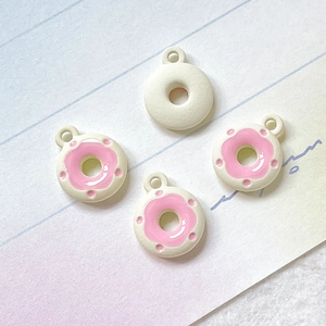 Makroansicht bunter Donut-Anhänger für DIY-Schmuck mit geschlossenen Ösen