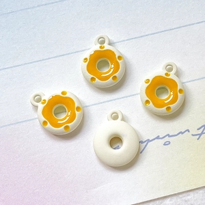 Makroaufnahme von bunten Donut-Anhängern für DIY-Schmuck und handgefertigtes Zubehör