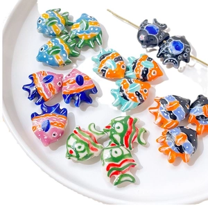 Perle in ceramica a forma di pesce dipinte a mano per creazione di gioielli fai-da-te