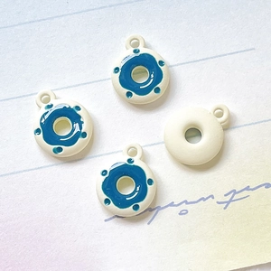 Detailaufnahme blauer und weißer Donut-Legierungsanhänger für DIY-Schmuck und Ketten