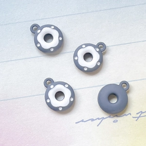 Makro-Detail grauer und weißer Emaille-Donut-Anhänger für DIY-Schmuckherstellungszubehör