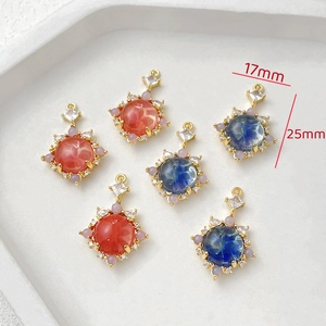 Vista dettagliata di ciondoli a forma di pianeta placcati oro 14k da 17mm x 25mm