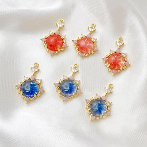 Ciondoli pianeta in oro 14k con pietre blu e rosse e zirconi scintillanti decorativi