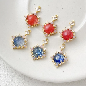 Pendenti a pianeta placcati oro 14k con pietre colorate e accenti di zirconi luminosi