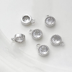 Detalle macro del colgante redondo de circón chapado en oro 14k para joyas DIY