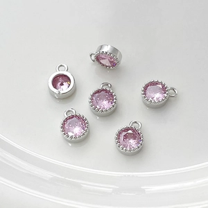 Detalle de colgantes de circón rosa con bordes milgrain plateados para joyería DIY