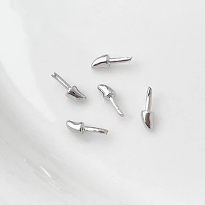 Spilli in metallo lucido a forma di corno di demone per creazione di gioielli fai da te
