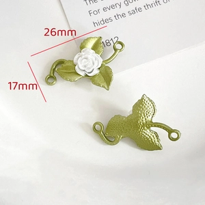 Dettaglio connettore camelia e foglie verdi 26x17mm per creazione gioielli DIY