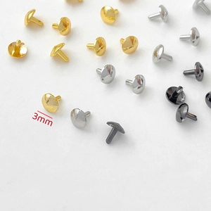 Dettaglio di rivetti in metallo dorato 3mm per perle barocche e artigianato fai da te