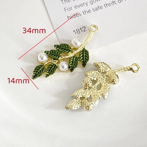 Dettaglio del ciondolo a foglia verde con perle per gioielli fai-da-te, 34mm per 14mm