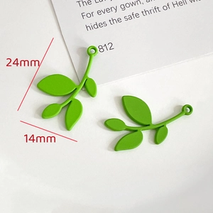 Dettaglio di ciondoli a ramo con foglie verde opaco, 24mm x 14mm, per gioielli fai-da-te