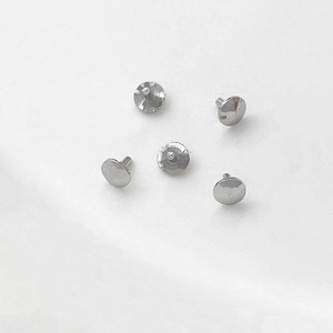 Dettaglio di copri-fori per perle placcati in oro 18k argento per gioielli fai-da-te