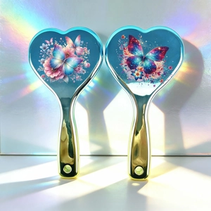 Brosse à cheveux en forme de cœur avec imprimés papillons et finition métallique
