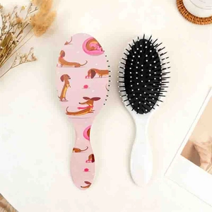 Détails de brosses à cheveux roses et blanches avec des illustrations de teckel mignon