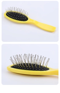 Détail de la brosse à cheveux jaune avec picots en acier et coussin d'air noir