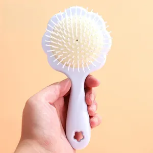Détail de la brosse à cheveux lavande en forme de fleur avec picots de massage du cuir chevelu
