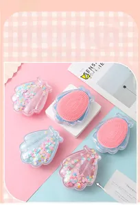 Détail de peignes en forme de coquillage avec paillettes étoiles en rose et bleu